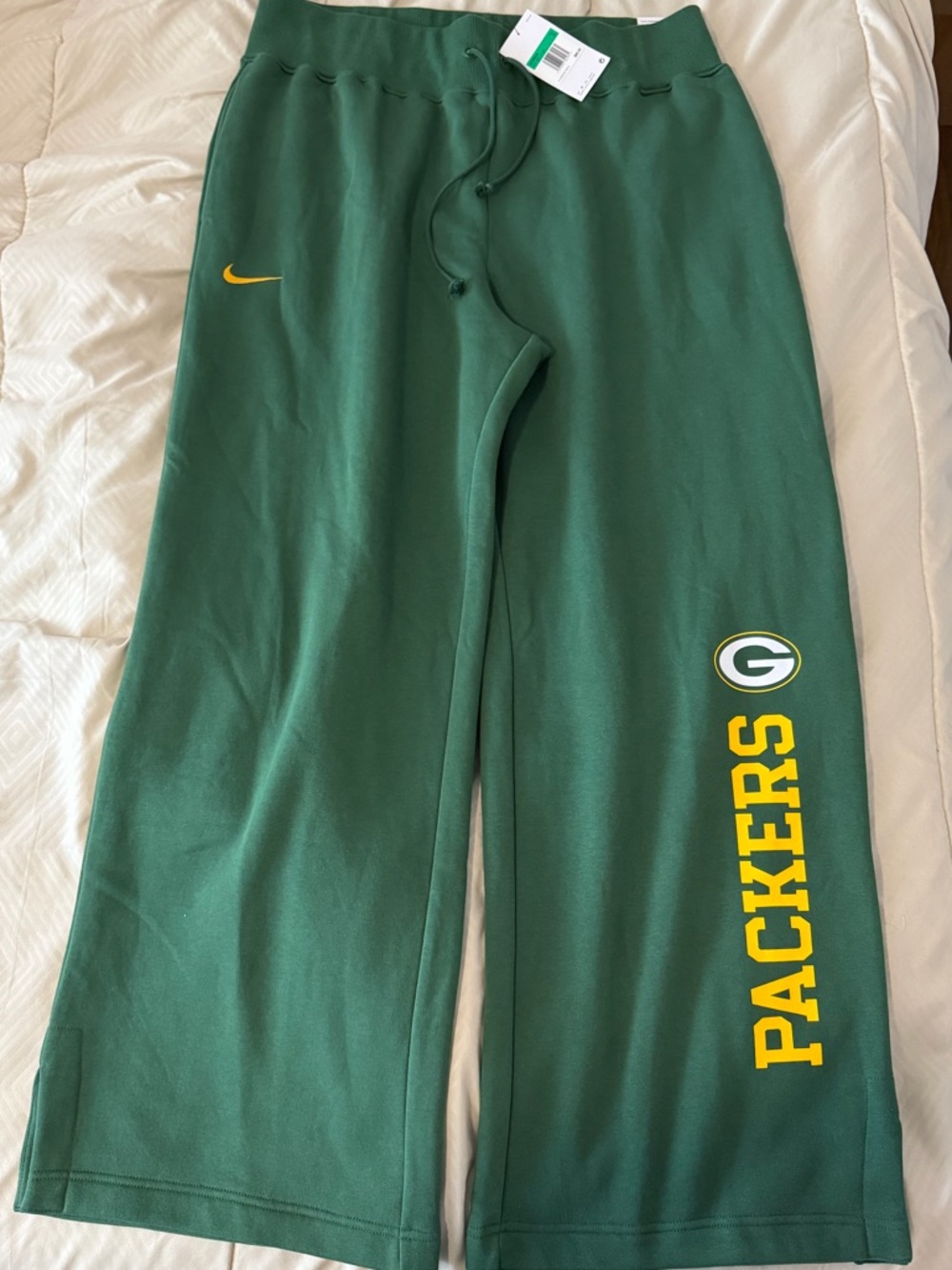 Nike Women’s Green Bay Packers Sweatpants with Yellow Logo